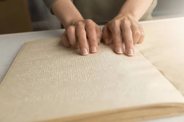 Mão Cego Texto Livro Braille — Fotografia de Stock