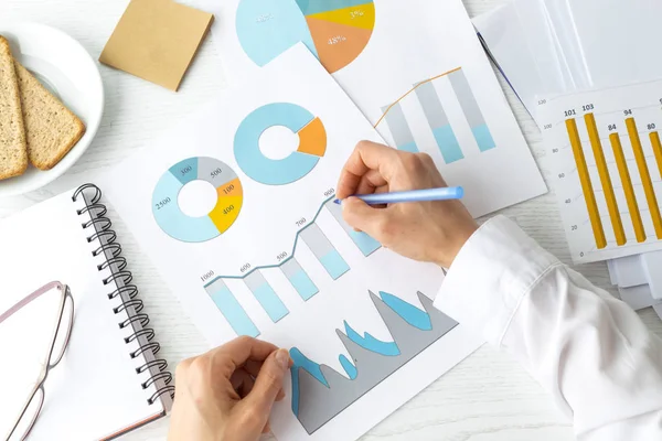Ruce Finančního Analytika Pracují Grafickou Zprávou Statistika Účetní Podnikatel — Stock fotografie