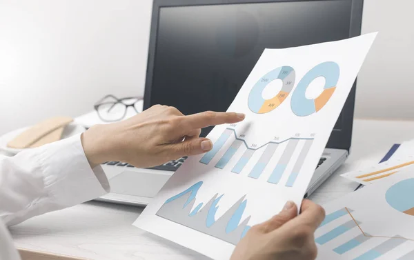 Händerna Finansiell Analytiker Arbete Med Diagram Rapport Statistik Räkenskapsförare — Stockfoto