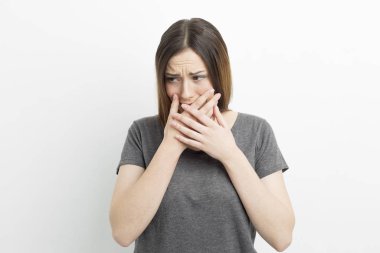 Sıkıntılı bir kadın duygusal olarak ağlıyor. Bir kızda depresyon hali.