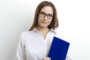 Elinde beyaz bir arka planda kitap tutan gülümseyen genç bir kız öğrencinin portresi..