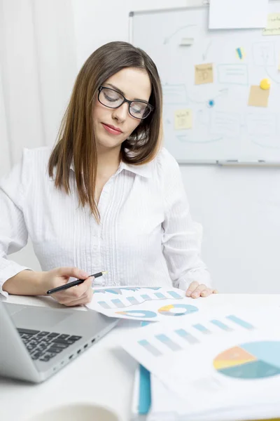 Retrato Uma Mulher Sorridente Financista Trabalhando Computador — Fotografia de Stock