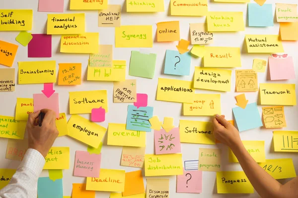 Zakenmensen Gebruiken Plakkerige Notities Post Het Schrijven Van Ideeën Teamwork — Stockfoto