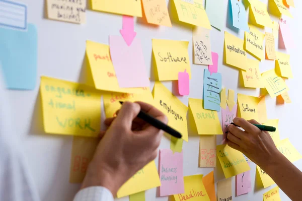 Gli Uomini Affari Usano Appiccicosi Appunti Post Annotando Idee Lavoro — Foto Stock