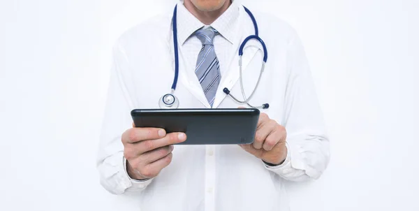 Médico Masculino Abrigo Blanco Tiene Una Tableta Sus Manos —  Fotos de Stock