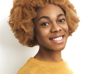 Güzel gülümseyen Afrikalı genç bir kadının portresi. Beyaz sağlıklı dişleri ve temiz bir teni var..