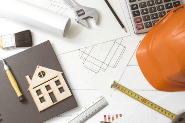 Evin içini ve dekorasyon malzemelerini tasarlıyor. İnşaat araçları, bir inşaat mühendisinin masaüstünde çizim.