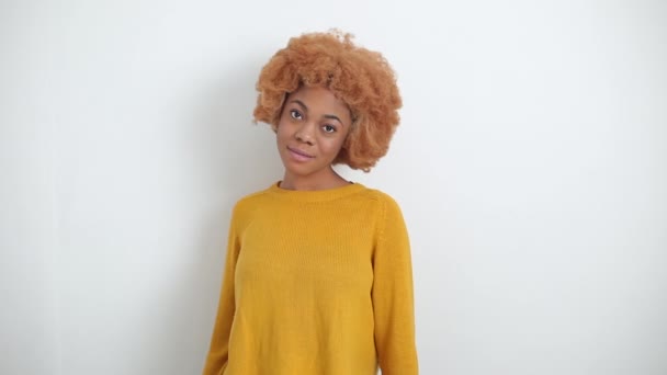 Портрет Серьезной Красивой Афроамериканской Молодой Женщины Полная Чернокожая Девушка — стоковое видео