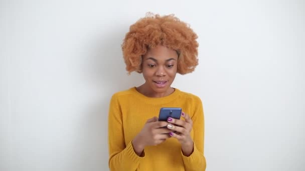 一个笑着拿着手机的非裔美国女孩的画像 — 图库视频影像
