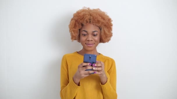 Femme Afro Américaine Souriante Regardant Téléphone — Video