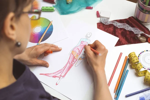 Moda Tasarımcısı Kadın Kıyafetlerinin Bir Taslağını Çiziyor — Stok fotoğraf
