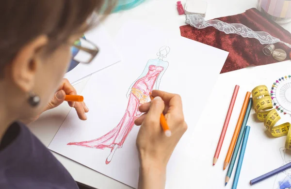 Moda Tasarımcısı Kadın Kıyafetlerinin Bir Taslağını Çiziyor — Stok fotoğraf