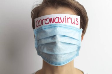 Bir kadın Coronavirus viral hastalığından tıbbi maske solunum cihazıyla korunuyor. Yaratıcı kavram.