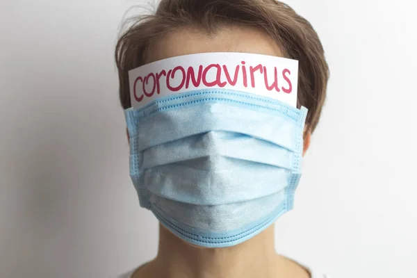 女性はウイルス性疾患コロナウイルスから医療用マスクマスク呼吸器で保護されています 創造的なコンセプト — ストック写真