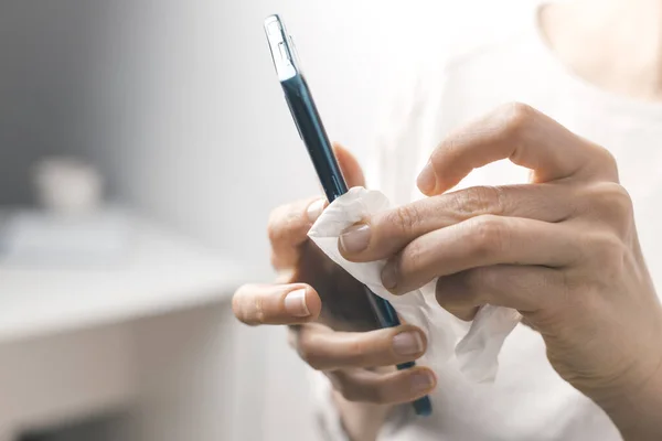 Frau Desinfiziert Handy Mit Alkohol Gegen Virale Bakterien Antiseptischer Smartphone — Stockfoto