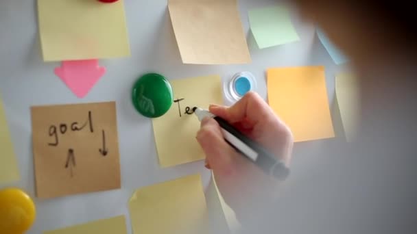 Geschäftsfrau Schreibt Notizen Mit Postaufklebern Auf Papier Brainstorming Teamarbeit — Stockvideo