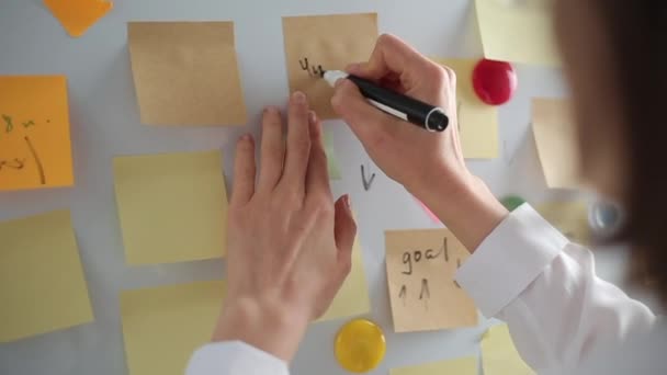 Mujer Negocios Escribe Notas Usando Pegatinas Postales Papel Lluvia Ideas — Vídeo de stock