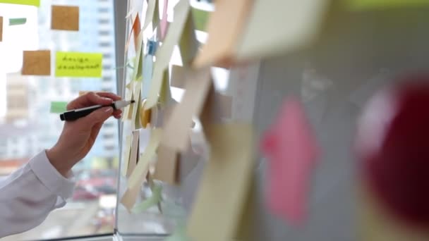 Geschäftsfrau Schreibt Notizen Mit Postaufklebern Auf Papier Brainstorming Teamarbeit — Stockvideo