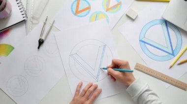Grafik tasarımcısı bir marka logosu çizer.