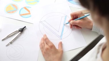 Grafik tasarımcısı bir marka logosu çizer.