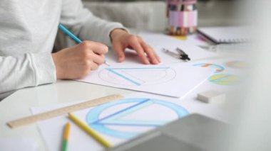 Grafik tasarımcısı bir marka logosu çizer.