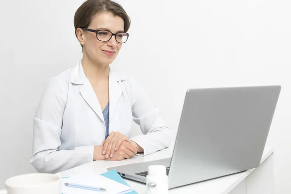 Portrait Une Femme Médecin Souriante Conseillant Patient Par Appel Vidéo — Photo