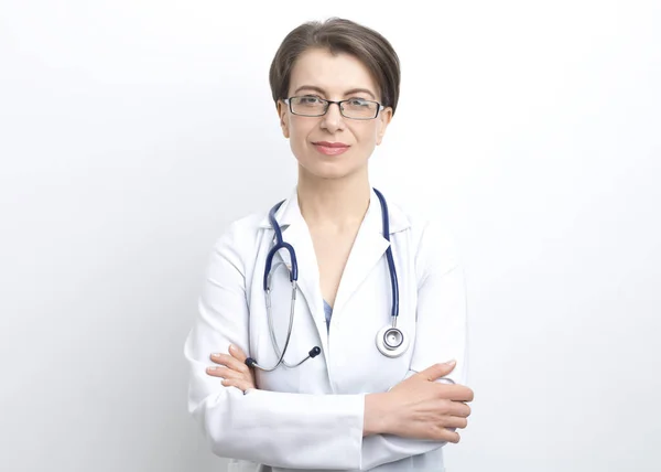 一个身穿实验室外套 背景为白色听诊器的微笑女医生的画像 — 图库照片