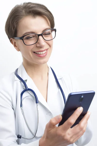 医生通过智能手机在网上为病人提供建议 医生通过移动电话与病人举行视频会议 — 图库照片