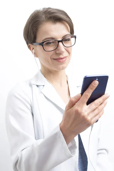 Médico Aconseja Paciente Línea Través Teléfono Inteligente Videoconferencia Médico Con — Foto de Stock