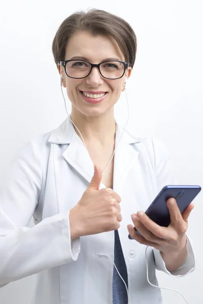 医者は患者にスマートフォンを通してオンラインで助言する 携帯電話を介してクライアントと医師のビデオ会議 — ストック写真
