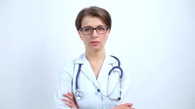 Beyaz arka planda steteskobu olan kadın bir doktorun portresi..