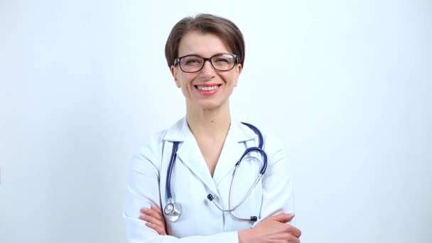 Retrato Uma Médica Sorridente Com Casaco Branco — Vídeo de Stock