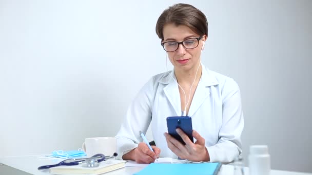 Žena Lékař Radí Pacientovi Online Video Chatování Mobilním Telefonem — Stock video