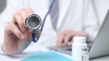 Doktor elinde steteskop tutuyor..