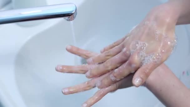 大肠病毒大流行期间用肥皂或凝胶洗手 — 图库视频影像