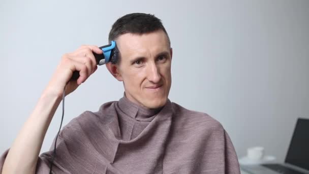 Homme Coupe Les Cheveux Alors Est Assis Maison Quarantaine — Video