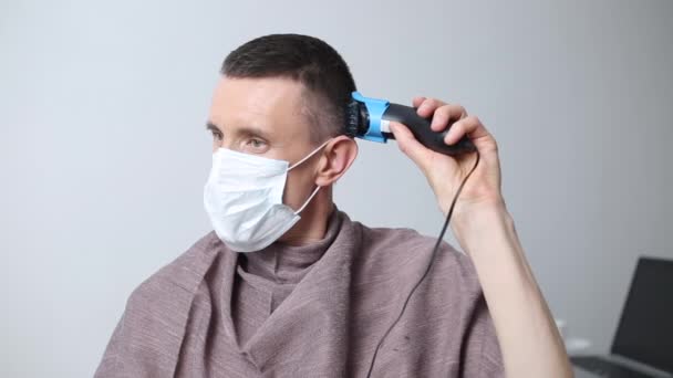 Muž Stříhá Vlasy Když Sedí Doma Karanténě — Stock video