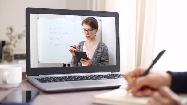 Online Školení Webinář Student Sleduje Videokonferenci Monitoru Notebooku — Stock video