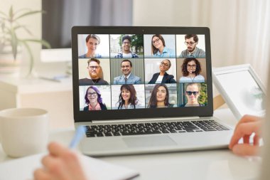 Bilgisayarlı monitör aracılığıyla iş arkadaşlarıyla çevrimiçi konferans. Antrenman için video çağrısı. Farklı kişiler arasında eğitici webinar sohbeti.
