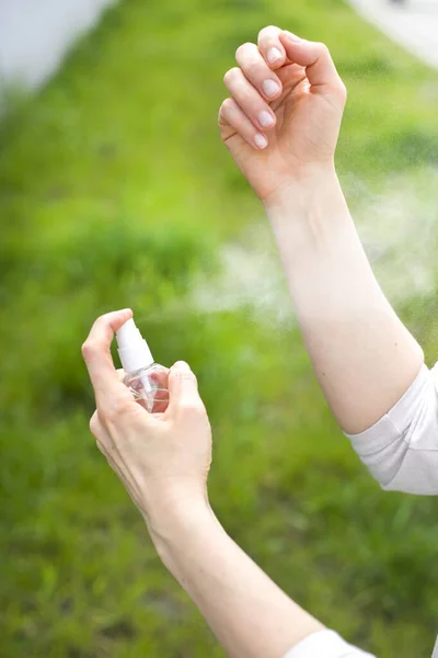 Använd Spray Från Myggbett Insektsmedel — Stockfoto