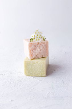 Çiçekli doğal sabun parçaları. Cilt bakımı. Sağlık ve güzellik. 