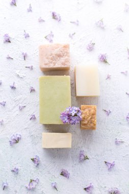 Çiçekli doğal sabun parçaları. Cilt bakımı. Sağlık ve güzellik. 