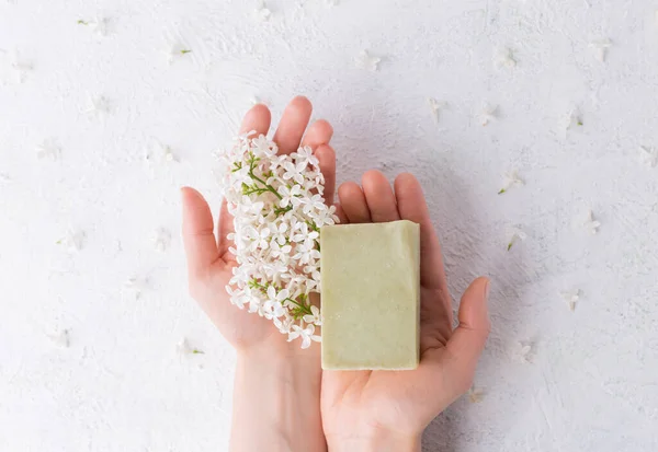 Naturalne Mydło Organiczne Ręcznie Robione Mydło Kwiatami Białym Tle Skóra — Zdjęcie stockowe
