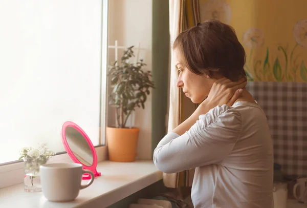 Eine Junge Frau Macht Gesichtsmassage Hause Fenster Vor Dem Spiegel — Stockfoto