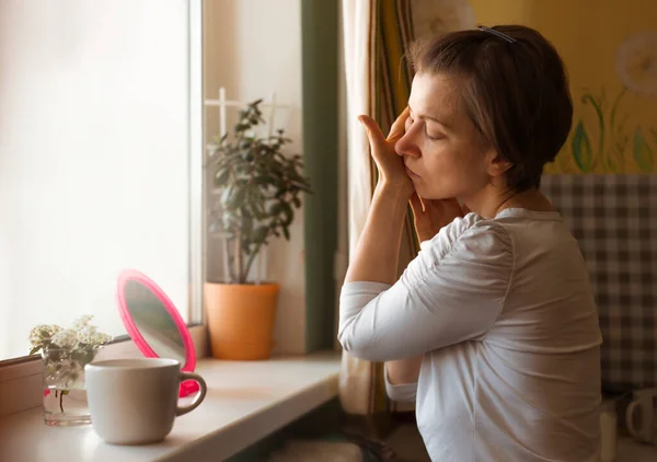 Eine Junge Frau Macht Gesichtsmassage Hause Fenster Vor Dem Spiegel — Stockfoto