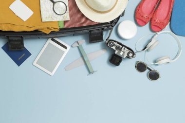 Seyahat için bavullar. Turizm ve tatil konsepti. Üst Manzara. Boşluğu kopyala.