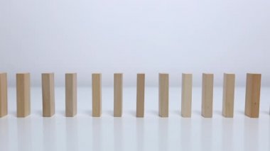  Finansal riskler. Kriz konsepti. Domino taşlarını durdurur. İş dünyasındaki bir sorunu başarılı bir şekilde çözme stratejisi.