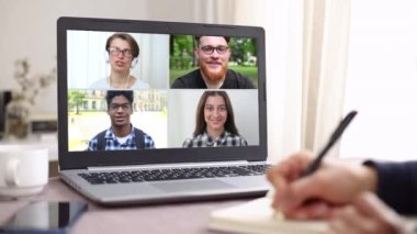 Bilgisayarla iş arkadaşlarıyla çevrimiçi konferans. Antrenman için video çağrısı. Farklı insanlar arasında eğitici webinar sohbeti. Takım toplantısı.