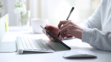 Tasarımcı, ekranda bir grafik tableti çizer. Serbest çalışan ressamın eli resmin bir taslağını oluşturur.. 