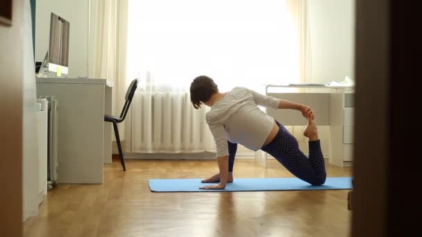 Kadın Evde Internetten Yoga Alıştırması Yapıyor — Stok video